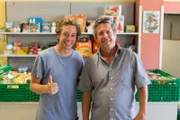 Checker Tobi (links) mit Reinhard Spitaler, Leiter der Tafel Regensburg.