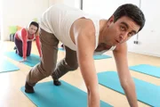 Annette Frier (Annette Frier, l.) überredet Anne und Bastian (Bastian Pastewka, r.) zu regelmäßigem Pilates-Unterricht, was Sportmuffel Bastian überhaupt nicht gefällt ...