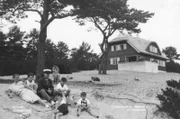 Zusammen mit seiner Familie verbrachte der Schriftsteller drei Sommer in seinem Haus. Das Foto zeigt sie im Jahr 1930.