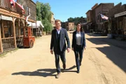 Hollis Percy, Besitzer der kleinen Touristen-Wildweststadt Percy, wird erschlagen in seinem Büro aufgefunden. Patrick (Simon Baker, l.) und Teresa (Robin Tunney, r.) beginnen mit den Ermittlungen ...