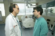 Dr. Graf wird in einem Heurigenlokal Zeuge eines Mordanschlages. Im Bild (v.li.): Clemens Matzka (Prof. Eder), Alexander Pschill (Marc Hoffmann).