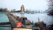 Die Doku zeigt beeindruckende Farbaufnahmen der legendären Brücke von Remagen sowie die Gesichter der Besiegten und begleitet die US-Truppen auf ihrem Weg durch den Westerwald Richtung Thüringen. (Foto: Rheinüberquerung von US-Truppen im März 1945)