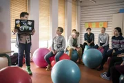 Pit (Ferenc Amberg) referiert über die Möglichkeiten von Hackern. Mit dabei, von links nach rechts: Leon (Danil Aprelkov), Henri (Jakob Menkens), Checker Julian (Julian Janssen), Jannis (Maximilian Scharr) und Dodo (Thanh-Huyen Nguyen).
