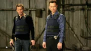 Die Detectives Danny Messer (Carmine Giovinazzo, l.) und Mac Taylor (Gary Sinise) sind nicht nur auf der Suche nach dem verschwundenen Zimmermädchen, das die Leiche entdeckt hat, sondern auch nach einer großen Menge Rauschgift.