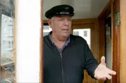 Karl Johan Skårbrevik, Betreiber des Treffpunkts für pensionierte Fischer in Ålesund, auf seinem alten Fährschiff „Parat III“.
