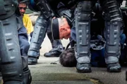 Gelbwestenprotest 2019 in Frankreich: Die Dokumentation zeigt gewaltsame Proteste in Frankreich, Deutschland und den USA sowie Interviews mit Verantwortlichen der Polizei.