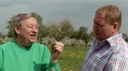 ARD/WDR DIE SENDUNG MIT DER MAUS - SPEZIAL, "Wie kommt der Baum in die Stadt?", am Montag um 09:25 Uhr im ERSTEN. Aus der Vogelperspektive ist viel Grün ist in der Stadt zu entdecken. Nur das Neubaugebiet ist ganz grau. Klarer Fall für Christoph (l): Hier fehlen noch Bäume! In der Baumschule trifft er auf den Baumexperten Christoph und erfährt von ihm, dass nur ganz bestimmte Exemplare überhaupt in der Stadt Wurzeln schlagen dürfen. Der Förster im Wald sucht einen besonders gerade gewachsenen Baum aus. Doch der wird nicht einfach versetzt. Aus seinen Samen wachsen in der Baumschule viele kleine Pflanzen heran.