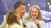 Korb für Wayne! Annemarie Carpendale küsst Barbara Schöneberger.