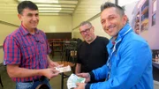 Trödelprofi Mauro Corradino (re.) mit Manfred (Mitte) beim Stühleverkauf.