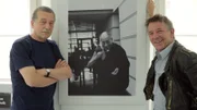 Stoffferl Well mit dem Fotografen Rudolf Klaffenböck (links) vor dessen berühmtestem Bild.