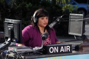 Auch Patrice (Ellen D. Williams) findet ihr Glück als Ratgeberin in ihrer neuen Radio-Show ...