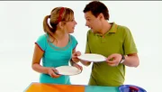 Tanja und AndrĂ basteln aus einfachen Papptellern tolle Rasseln.