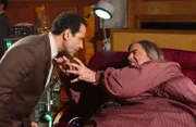 Dale Biederbeck (Adam Arkin, re.) gefällt es, als fette Qualle in seinem Bett zu liegen und den lieben Gott zu spielen. Doch Monk (Tony Shalhoub) ist seinem Scharfsinn überlegen...