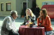 Mike ist traurig, als er sieht, dass er bei seiner Familie außen vor ist. Von links: Alois (Erich Hallhuber sen.), Yvonne (Alexa Eilers), Mike (Harry Blank) und Trixi Preissinger (Doreen Dietel).