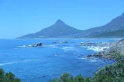 Ein Blick auf die Küste und Lion’s Head in Kapstadt.