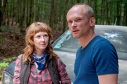 Försterin Maja Schorlau (Sarah Bauerett) hilft dem Ermittler Jan Kawig (Bernhard Conrad) bei der Spurenlese im Thüringer Wald – und findet an ihm Interesse.