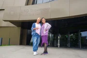 Singa mit Sukini vor dem Planetarium