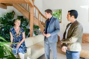 Die Ehefrau des Toten, Karen Aumüller (Annette Wunsch, l.), berichtet den Kommissaren Hansen (Igor Jeftić, M.) und Kaya (Baran Hêvî, r.), von einem Bankkunden ihres Mannes, der die Eheleute regelrecht belästigt hat.