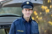 Polizist Meier (Lars Weström) geht auf Drogenjagd.