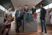 Endlich sind Herr Zech (Olaf Burmeister) und Herr Chung (Ill-Young Kim) einer Meinung - sie gewinnen das Match. Der Nachwuchs sieht das anders.