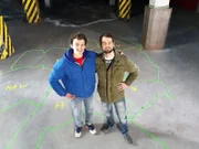 Checker Julian mit Sprachforscher Simon Pröll (rechts) in Dachau auf der selbst gebastelten "Dialektlandkarte".