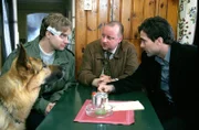 "Kommissar Rex", "Ein Mann ohne Gedächtnis." Dr. Graf wird in einem Heurigenlokal - in seiner spärlichen Freizeit und etwas angeheitert - Zeuge eines Mordanschlages. Aus einem Hinterhalt schießt ein Mann mit Zielfernrohr auf einen jungen Lokalgast, der zwar überlebt, dabei aber durch den Streifschuss am Kopf sein Gedächtnis verliert. Marc und Kunz gelingt es zunächst die Identität des Opfers zu klären. Der Mann heißt Jan Kobera. Langsam scheint auch sein Erinnerungsvermögen wieder zurückzukehren. Doch dann schleicht er sich in einem unbeobachteten Moment aus dem Spital und irrt suchend durch Wien. Rex jedoch beschützt ihn auf seiner Odyssee, aber auch der Mann, der auf Kobera geschossen hat, folgt den beiden.Im Bild (v.li.): Janek Rieke (Kobera), Martin Weinek (Fritz Kunz), Alexander Pschill (Marc Hoffmann).