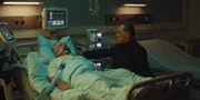 Bernhard Dardenne (Bernhard Schir, l.) liegt im Koma und Marc (Michael Masula, r.) steht seinem alten Freund treu zur Seite.