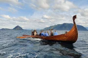 Das Wikingerschiff von Arne Tunheim mit der Crew vor der Insel Godøya
