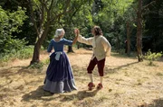 Kammerzofe Lisbeth (Luise von Finckh) lernt Johann (Jonas Lauenstein) die höfischen Tänze.