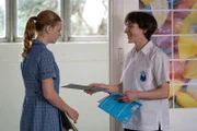 Nach der Schulstunde begegnet Hannah (Evie MacDonald, l.) wieder ihrem Schwarm Billy (Jackson Evans, r.), als sie Unterschriften für ihre Petition für die Möglichkeit zur freien, geschlechtsneutralen Wahl der Schuluniformen sammelt.