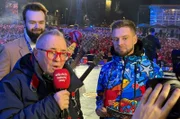 Auf der Bühne ist Jurek Owsiak (vorne li.) in seinem Element.; Zur ARTE-Sendung Re: Jurek trommelt, ganz Polen spendet