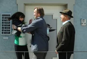 Gregor versucht trotz Ninas Gegenwehr in die Apotheke zu gelangen. Von links: Nina Kreutzer (Andrea Schmitt), Gregor Brunner (Holger M. Wilhelm) und Bürgermeister Schattenhofer (Werner Rom).