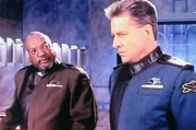General Franklin (Paul Winfield, l.) arbeitet gemeinsam mit Captain Sheridan (Bruce Boxleitner, r.) am Angriffsplan.
