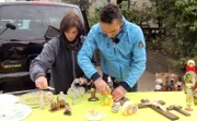 Trödelprofi Mauro Corradino bereitet mit Eleonores Schwiegertochter Andrea den Flohmarktstand vor