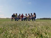 Julian (4. von links) studiert mit der Band LaBrassBanda seinen Checker-Song auf Bayerisch ein.