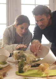 Lisa (Suzan Anbeh) nimmt mit ihrem Exfreund Hugo (Stephan Luca) an einer Ausschreibung für eine chinesische Gartenstadt teil.