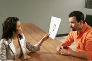 Gabrielle (Eva Longoria, l.) besucht Carlos (Ricardo Antonio Chavira, r.) der wieder hinter Gittern sitzt. Er bittet Gabrielle ihre Affäre zuzugeben, damit er sein Verhalten rechtfertigen kann. Doch Gabrielle will ihm nicht helfen, da er derjenige ist, der ihr ihre Freiheit für die nächsten 18 Jahre genommen hat ...