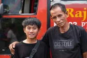 Tari Abdullah und sein Assistent sind Busfahrer auf dem Highway