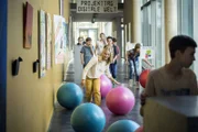 Digitaler Projekttag am Albert-Einstein-Gymnasium. Alle helfen mit, die Klassenräume umzugestalten, vor allem die finnische Lehrerin Frau Holopainen (Meri Koivisto).