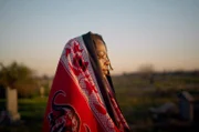 Tsoana Nhlapo auf dem Friedhof: Hier wurden die Opfer des Sharpeville-Massakers bestattet.