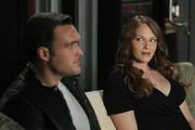 Um den Mord an Missy Roberts aufzudecken, gehen Rigsby (Owain Yeoman, l.) und Van Pelt (Amanda Righetti, r.) undercover als Paar mit Beziehungsproblemen zu Radio-Liebesdoktor Buddy Hennings ...