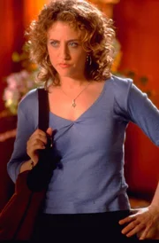 Sharona Fleming (Bitty Schram) begleitet Monk in das Haus eines angeblichen Mörders Dale Biederbeck. Doch der ist so fett, dass er an sein Bett gefesselt ist und sein Jahren das Haus nicht verlassen hat.