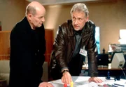 Jan Casstorff (Robert Atzorn, rechts), der sich in die Verhandlungen eingeschaltet hat, weil sich sein Sohn Daniel an Bord der entführten Maschine befindet, erläutert seinem neuen Chef Bruno Kern sein weiteres Vorgehen.