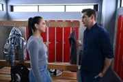 ACHTUNG SPERRFRIST! Die Veröffentlichung dieses Motives ist für alle ONLINE-MEDIEN (außer Programm-Presse) erst ab dem 06.05.2025 frei.  Charlotte "Charlie" (Shaolyn Fernandez) wird wider Willen von ihren Gefühlen für Deniz (Igor Dolgatschew) eingeholt.