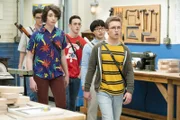 "Die Goldbergs", "Der Highlander-Club." Als Barry sieht, wie sein Vater einen Jugendfreund umarmt, den er seit Jahrzehnten nicht mehr gesehen hat, überkommt ihn eine fürchterliche Vorahnung. Auch die Kameradschaft mit seinen 'JTP'-Freunden wird sich irgendwann verlaufen. Um dieser Entwicklung vorzubeugen, erstellt Barry Freundschaftspäne für die nächsten 120 Jahre. Unterdessen beschließt Adam, mit Schulrowdy Johnny einen 'Highlander'-Club zu gründen. Prompt übernimmt Adam darin schon bald die undankbare Rolle des Prügelknaben.Im Bild (v.li.): Joshua Carlon (Michael C. Levy), Sam Kindseth (David Sirota),  Kenny Ridwan (Dave Kim), Sean Giambrone (Adam Goldberg).