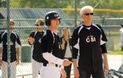 Das Team des CSI ist gerade bei einem Softball-Spiel gegen die LVPD Vice, als Nick (George Eads, l.) einen Anruf erhält und mit D.B. Russell (Ted Danson) und den anderen Kollegen zu einem neuen Fall muss.