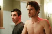 (v.li.): Chris Messina (Nick Hass), Matt Bomer (Jamie Burns).