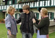 Theres (Enzi Fuchs, re.) und Maren (Uschi Glas) begrüßen deren Sohn Michael (Axel Schreiber).