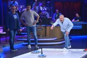 Elton, Mimi Kraus und Stefan Raab beim Spiel.  +++ Die Verwendung des sendungsbezogenen Materials ist nur mit dem Hinweis und Verlinkung auf RTL+ gestattet. +++