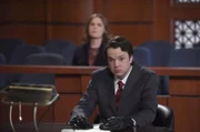 Gespannt beobachtet Brennan (Emily Deschanel) die Verhandlung, bei der entschieden wird, ob Zach Addys (Eric Millegan) lebenslange Haftstrafe aufgehoben wird.